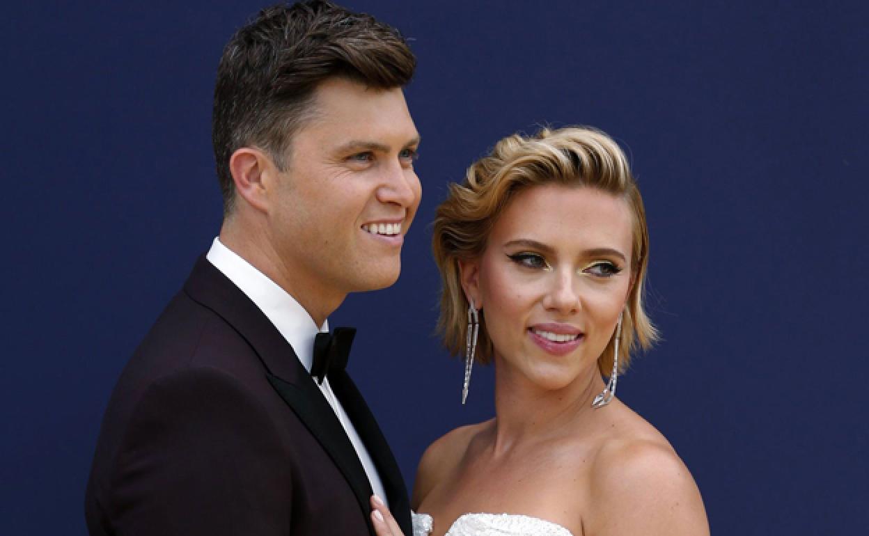 Colin Jost y Scarlett Johansson. 