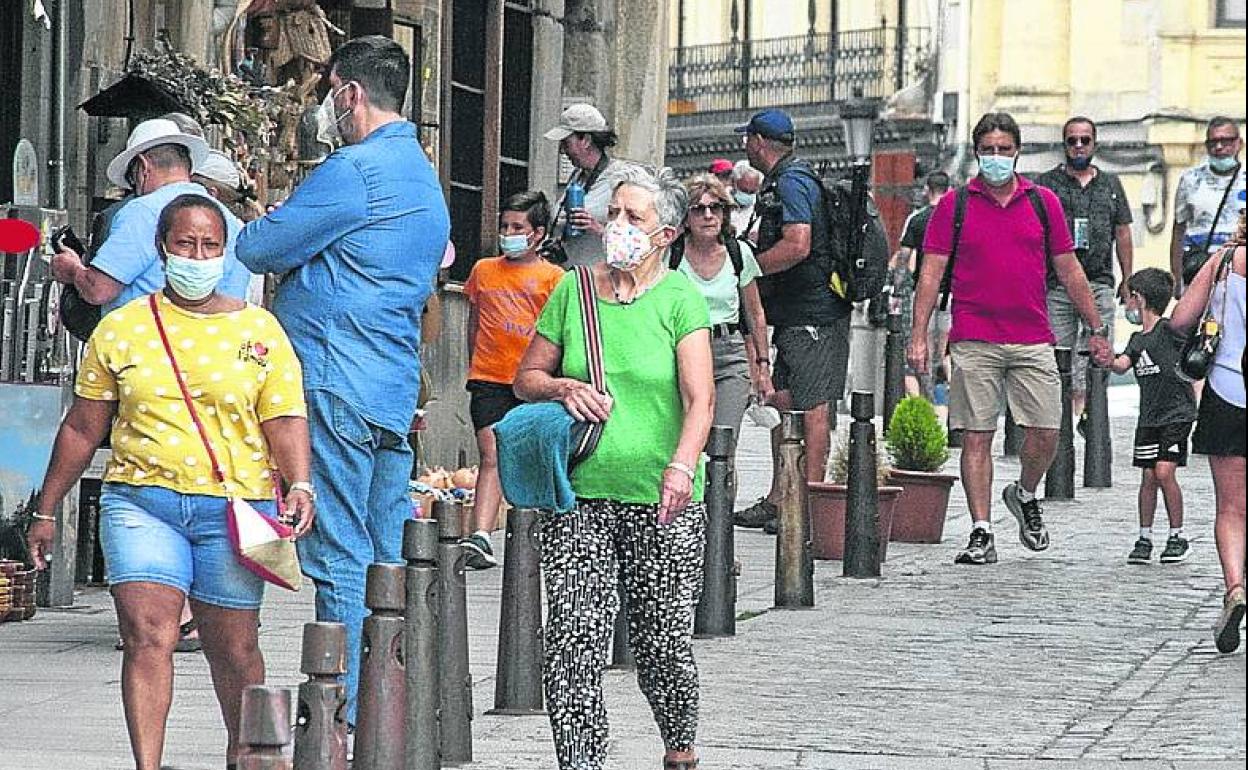 Turistas en la calle Marqués del Arco, hace unos días. 