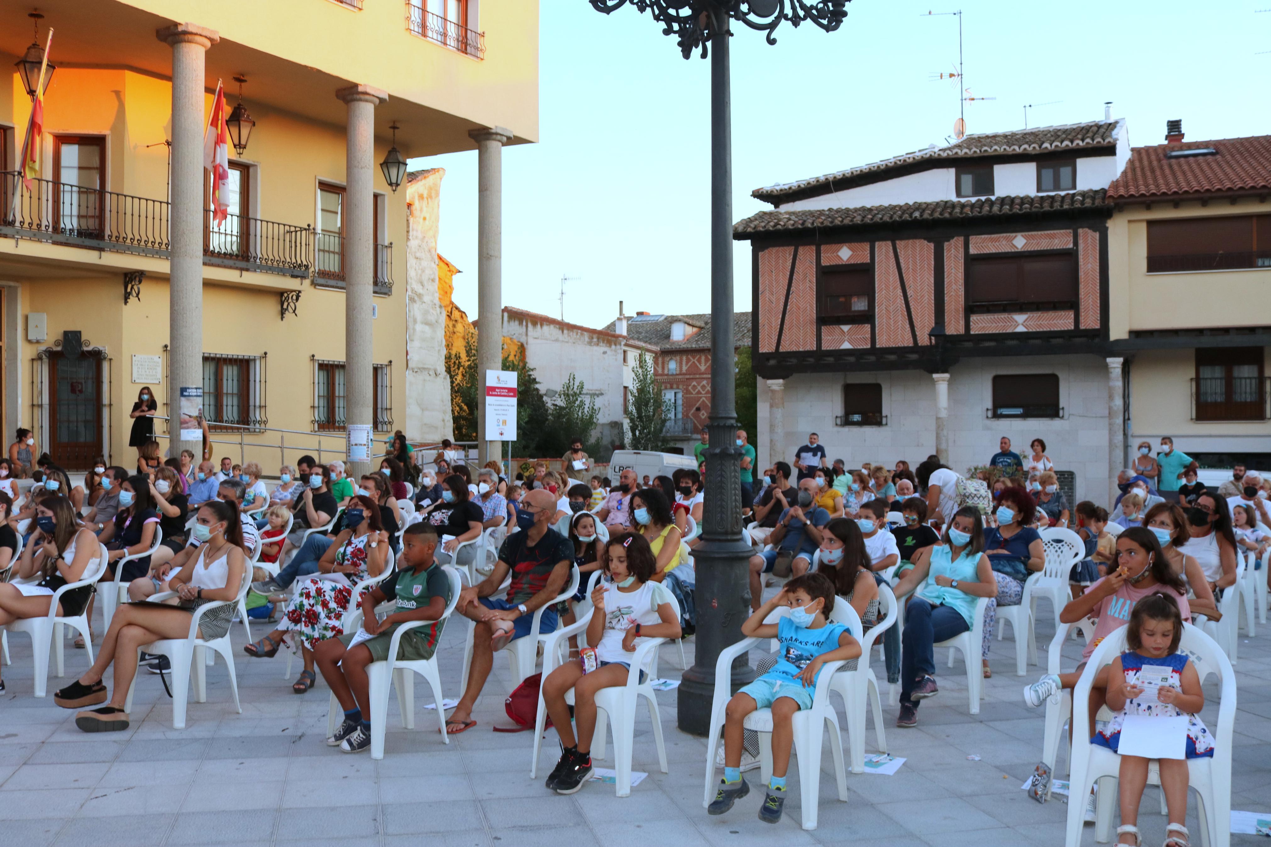 Fetén Fetén entusiasmó al numeroso público congregado en Baltanás