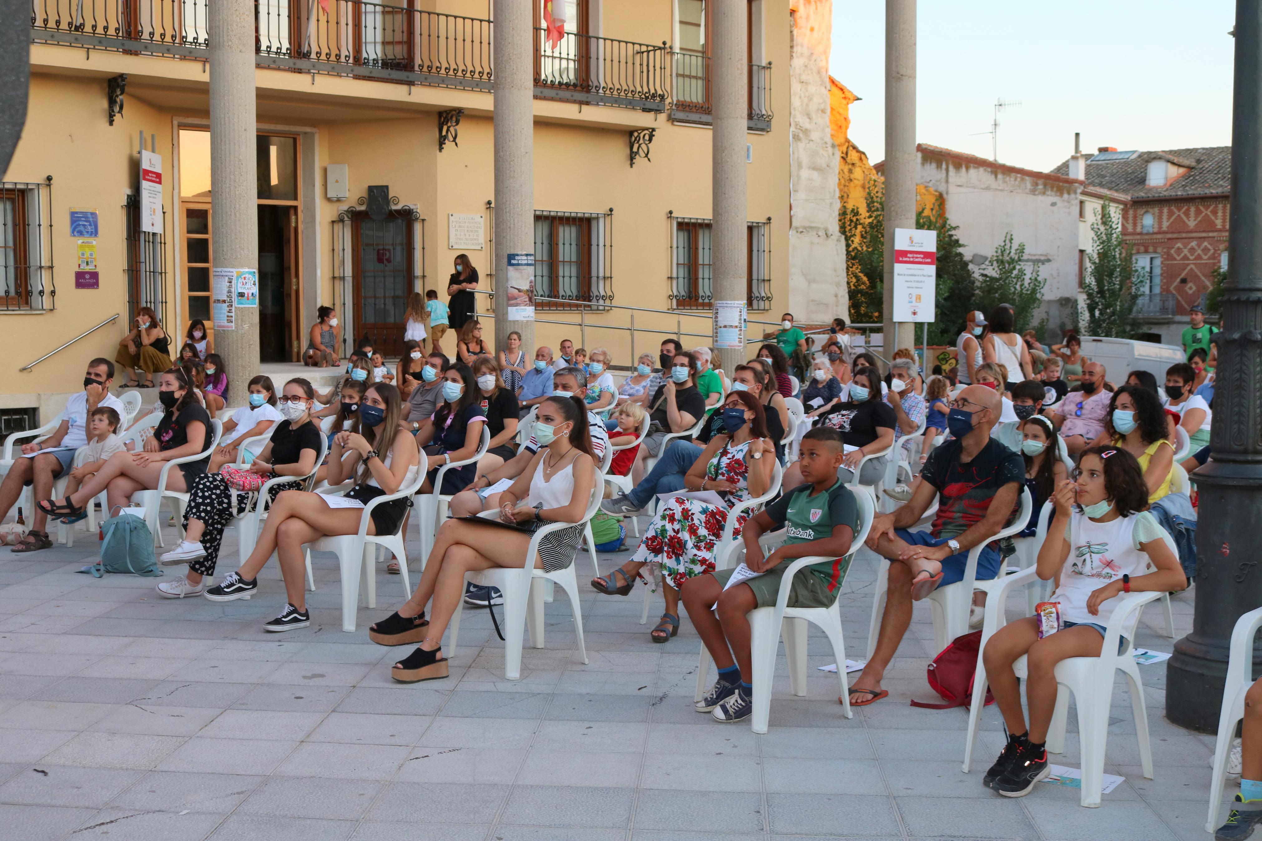 Fetén Fetén entusiasmó al numeroso público congregado en Baltanás