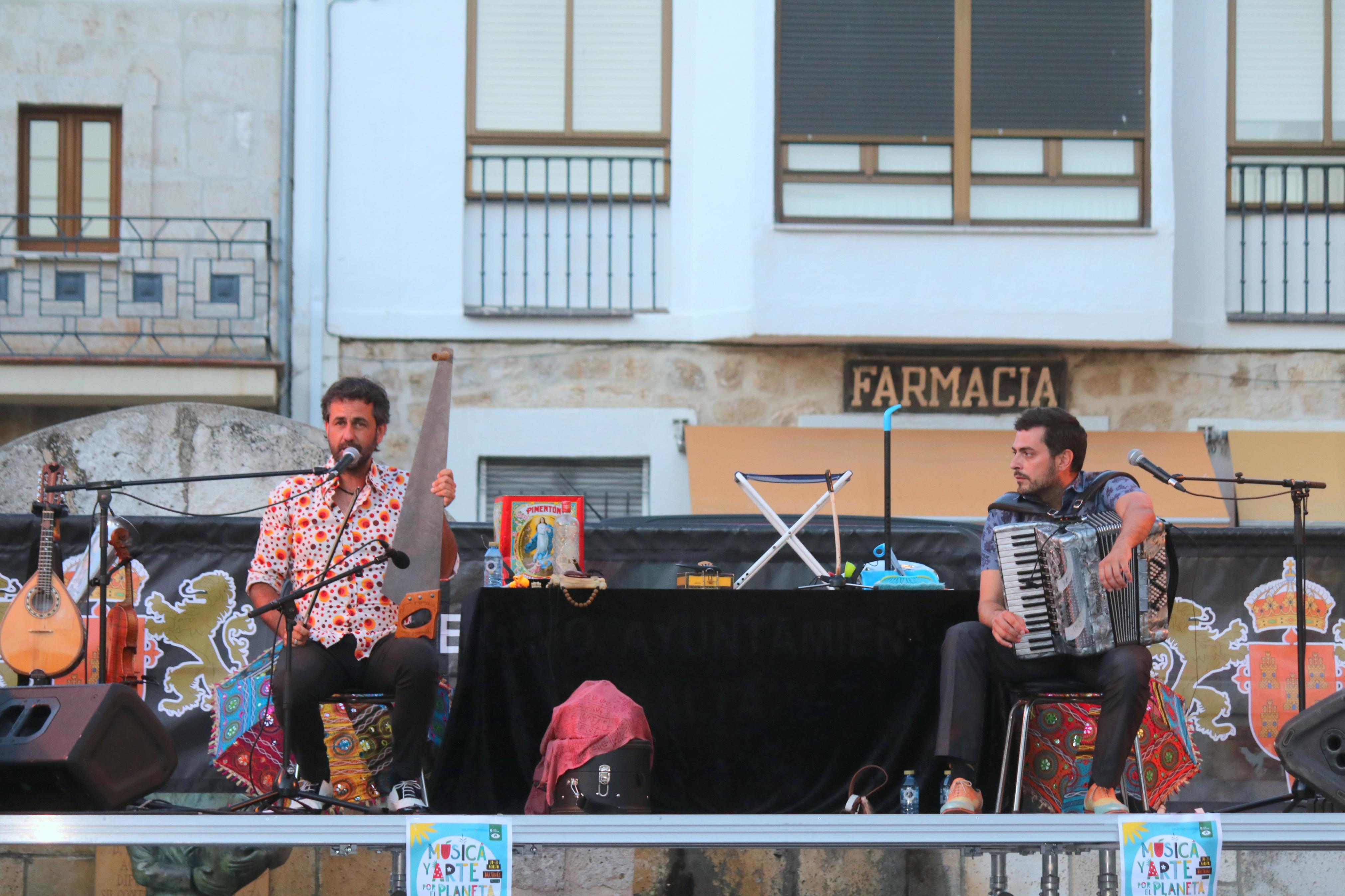 Fetén Fetén entusiasmó al numeroso público congregado en Baltanás