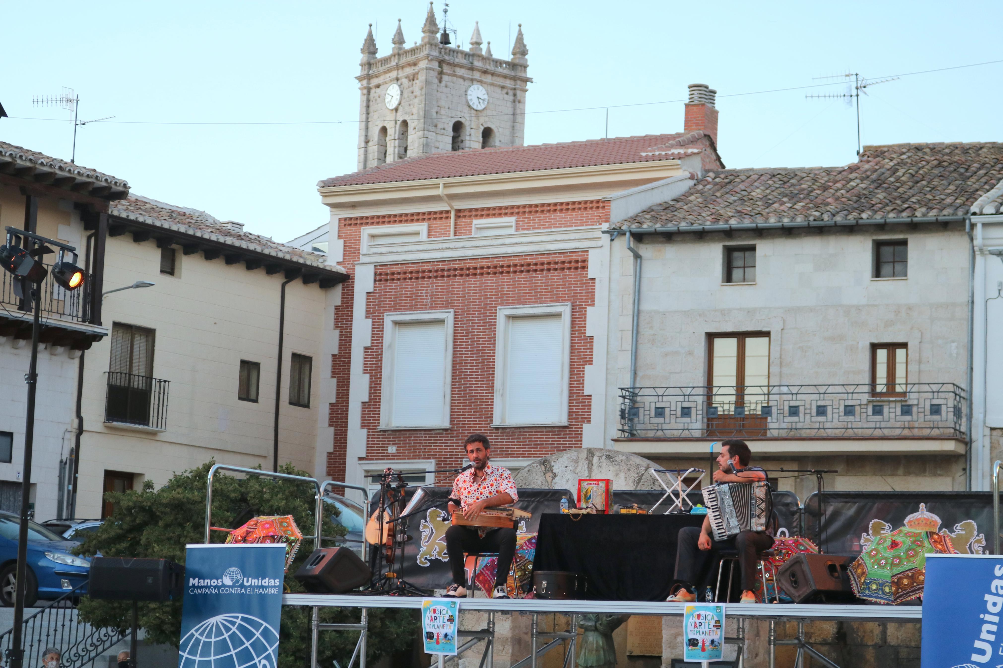 Fetén Fetén entusiasmó al numeroso público congregado en Baltanás