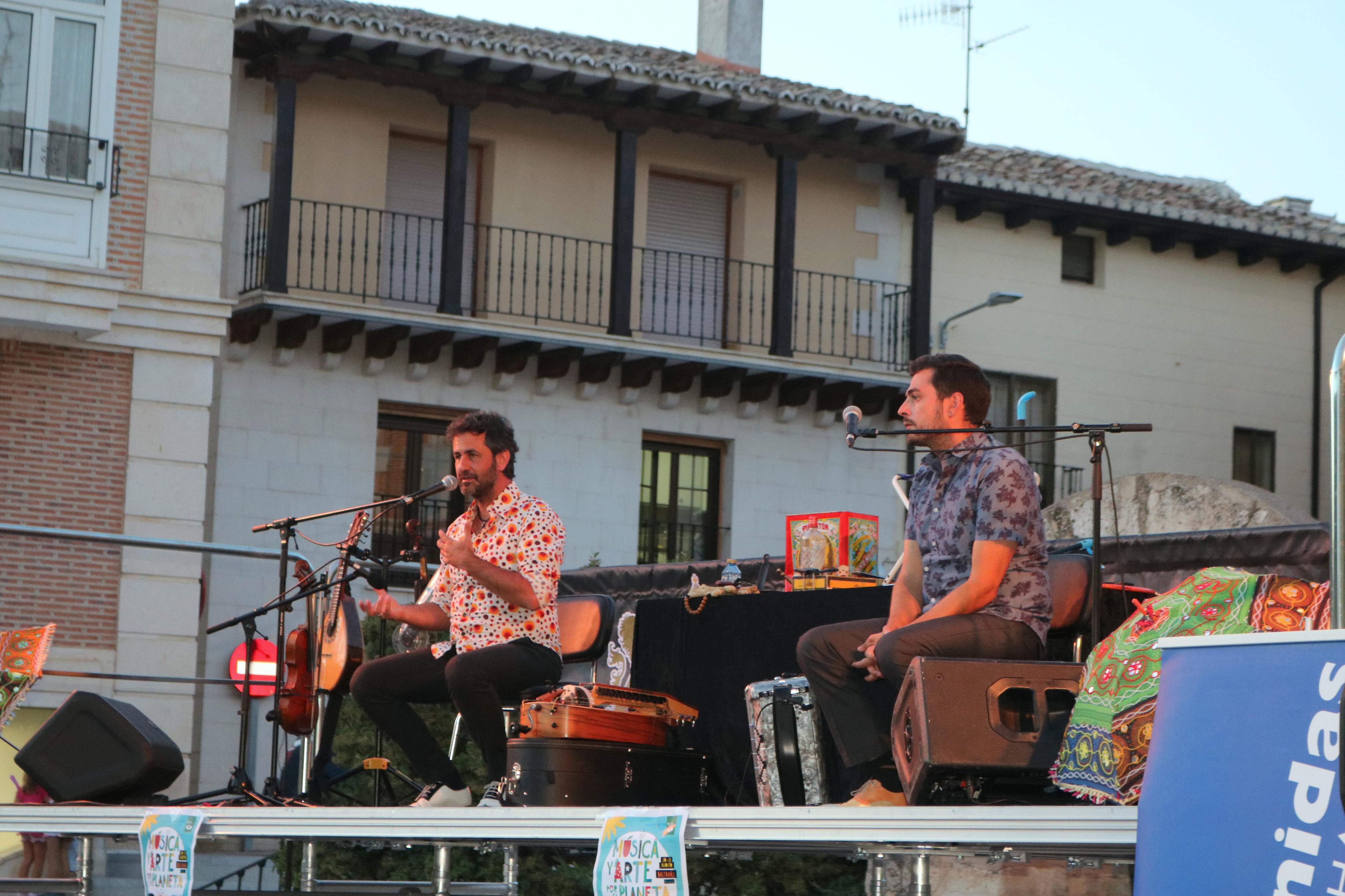 Fetén Fetén entusiasmó al numeroso público congregado en Baltanás