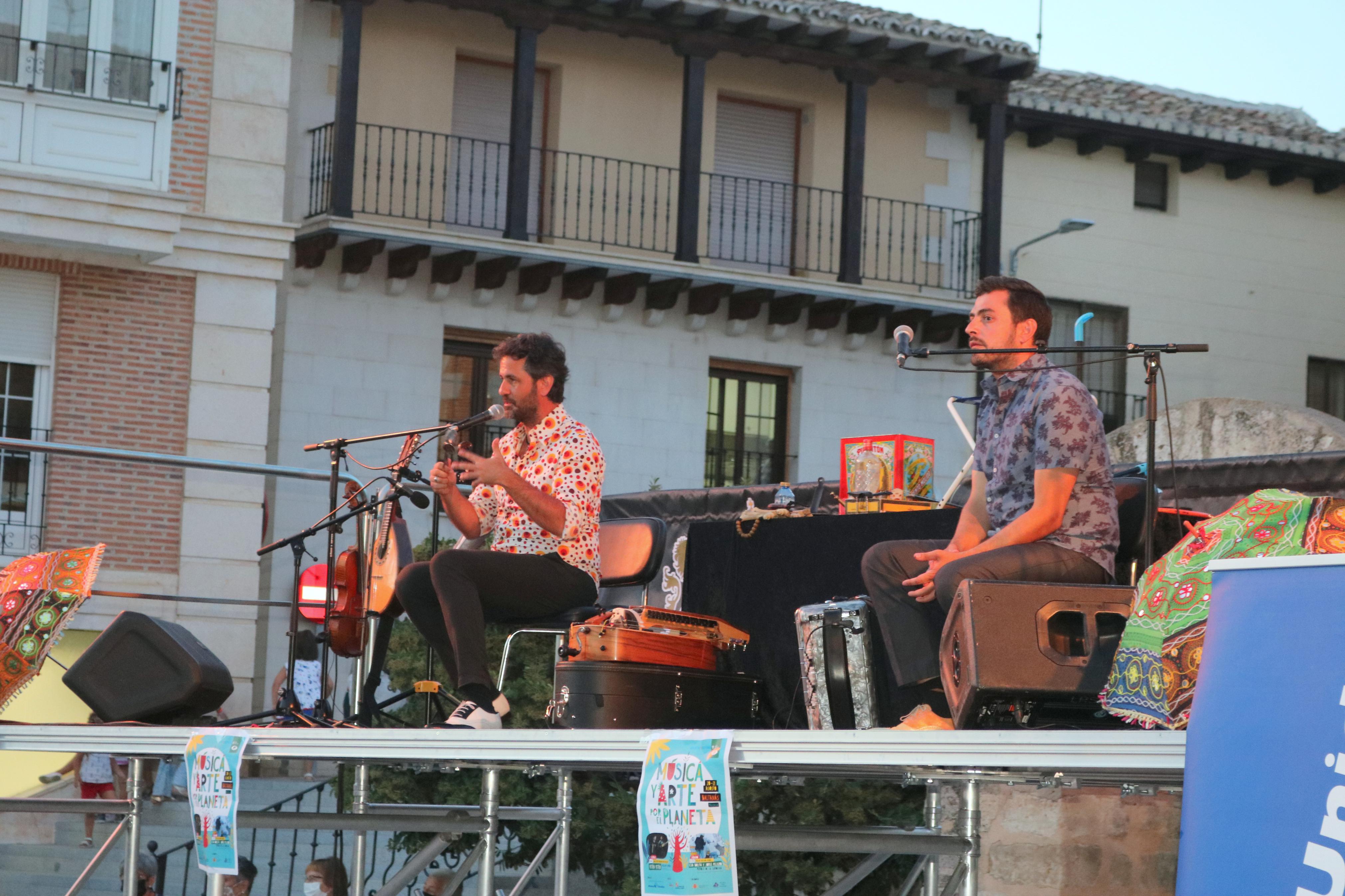 Fetén Fetén entusiasmó al numeroso público congregado en Baltanás