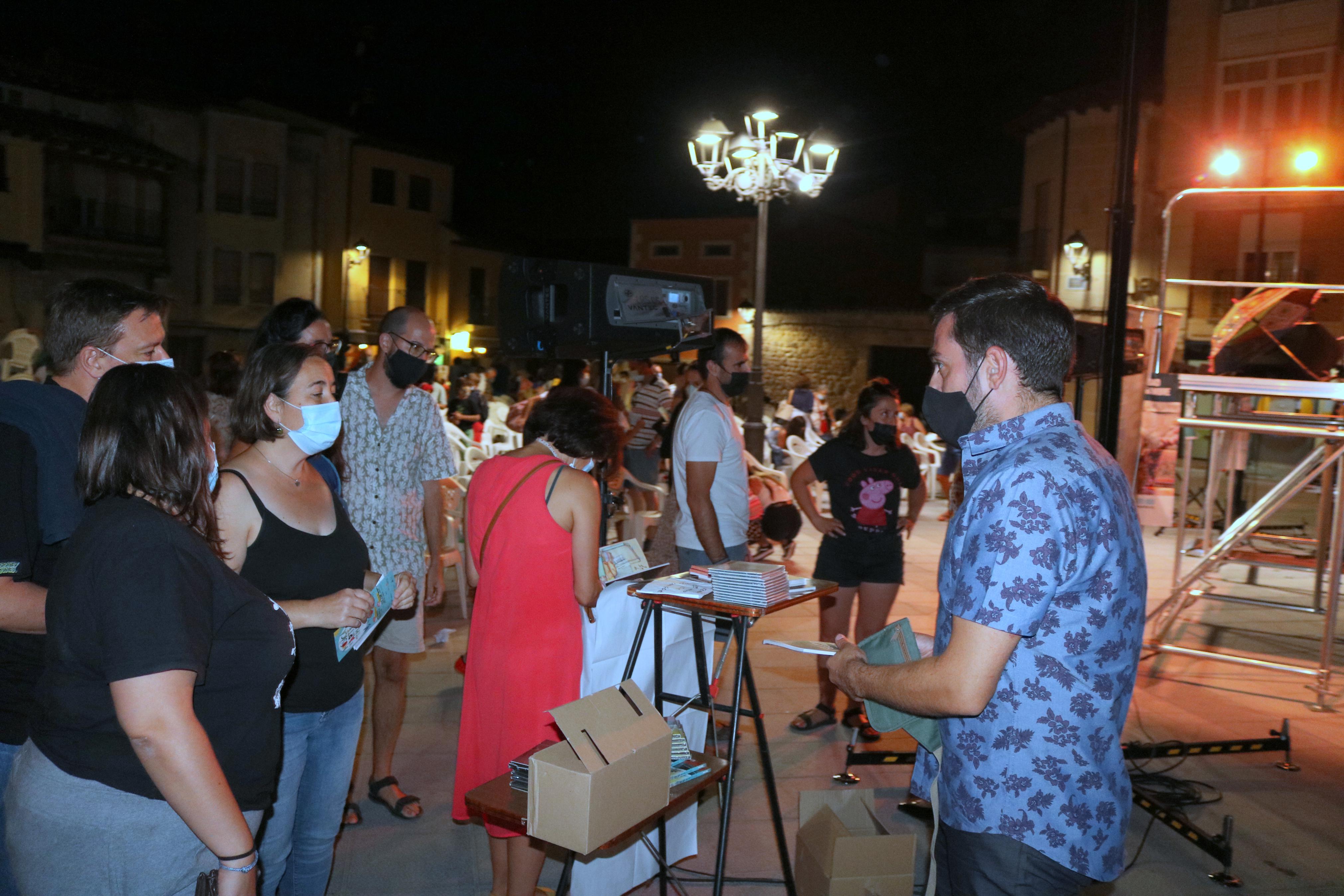 Fetén Fetén entusiasmó al numeroso público congregado en Baltanás