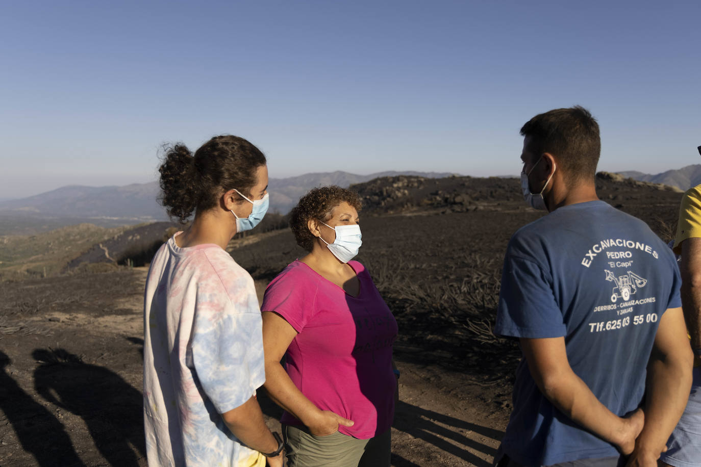 Los vecinos de Navalacruz recorren la zona quemada, una semana después