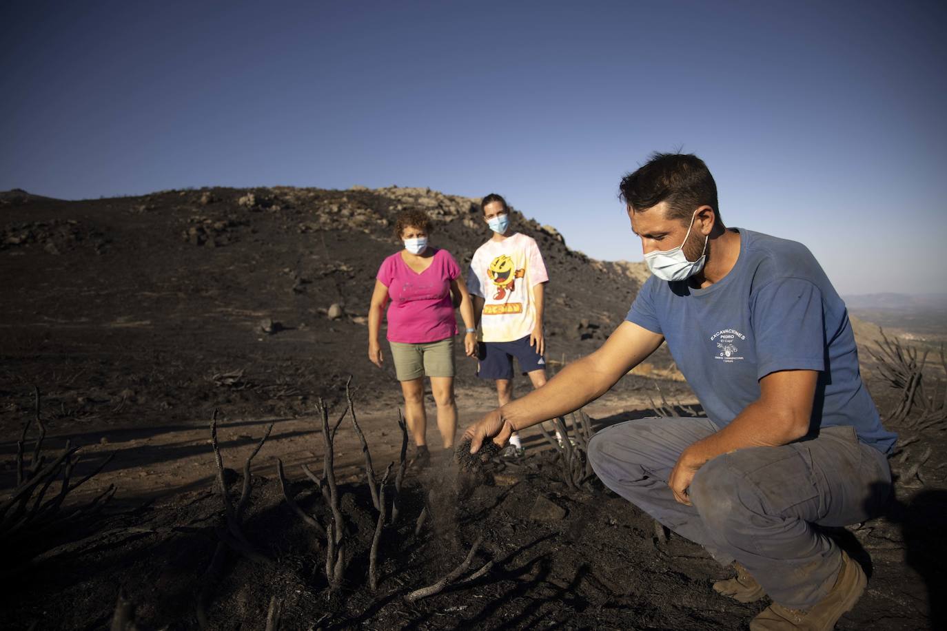 Los vecinos de Navalacruz recorren la zona quemada, una semana después