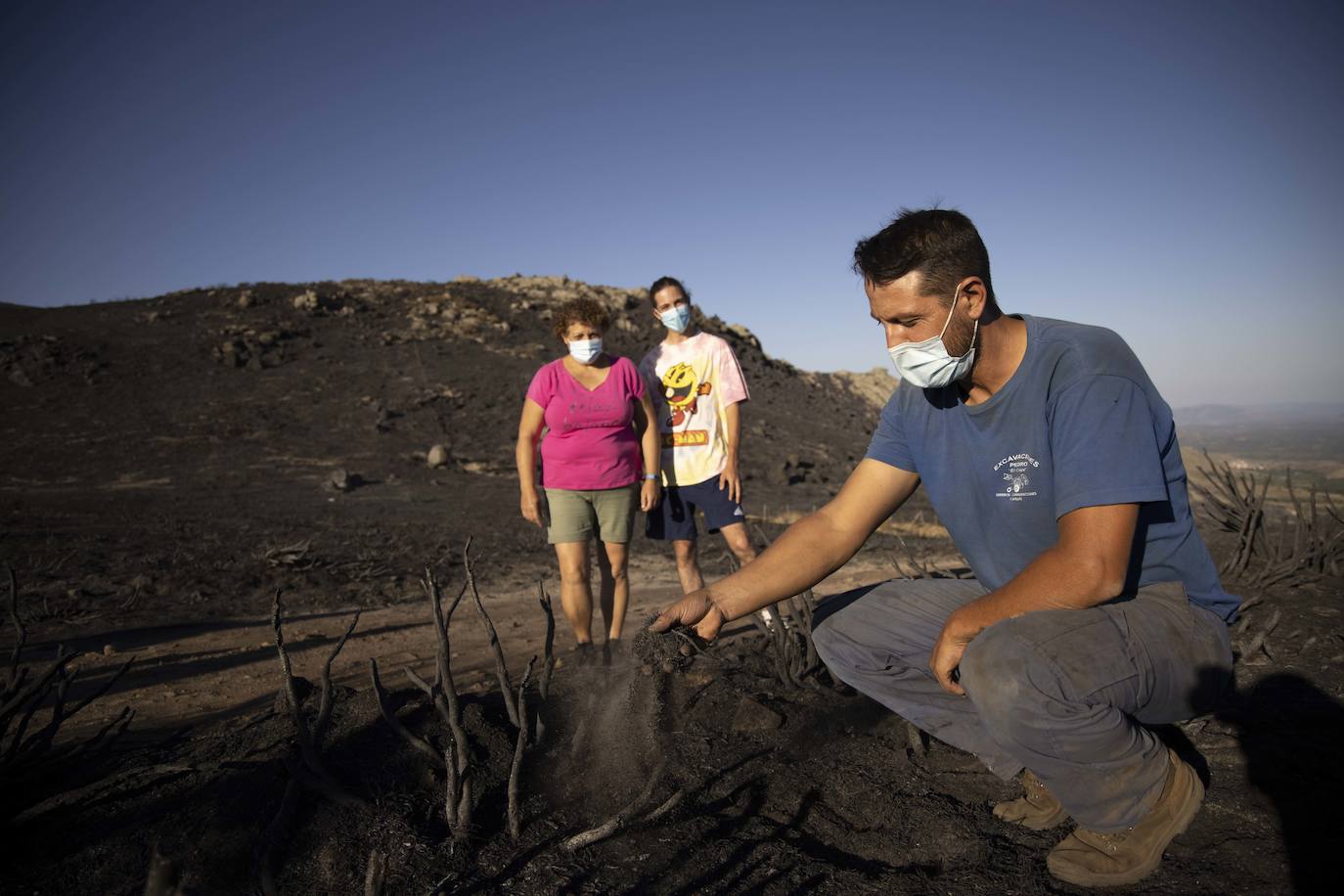 Mari Carmen, Aarón y Pedro, en la zona afectada por las llamas. 