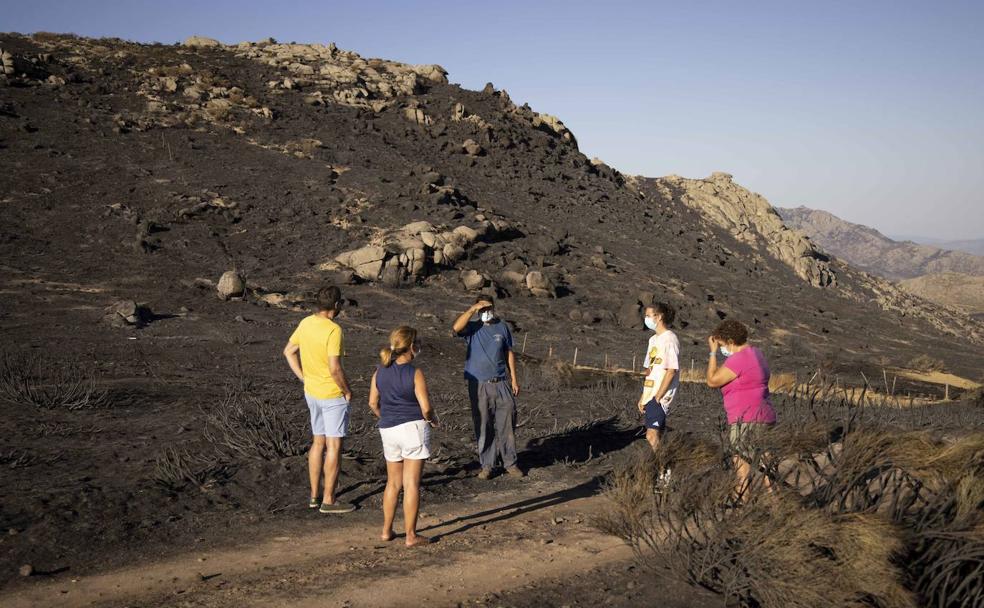 Los vecinos de Navalacruz se acercan a la sierra quemada una semana después del incendio.