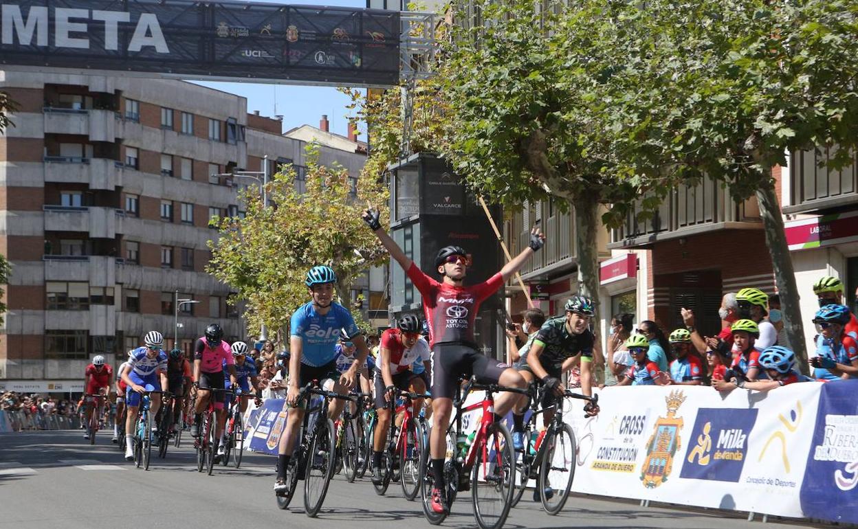 Samuel Fernández levanta los brazos tras imponerse al esprint en la línea de meta de Aranda de Duero. 