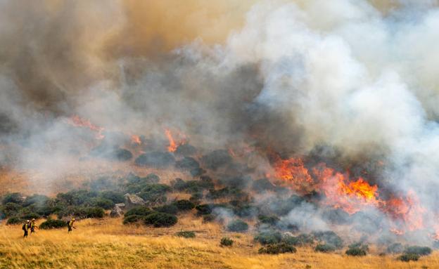 Las llamas muestran todo su vigor en las primeras horas del incendio. 