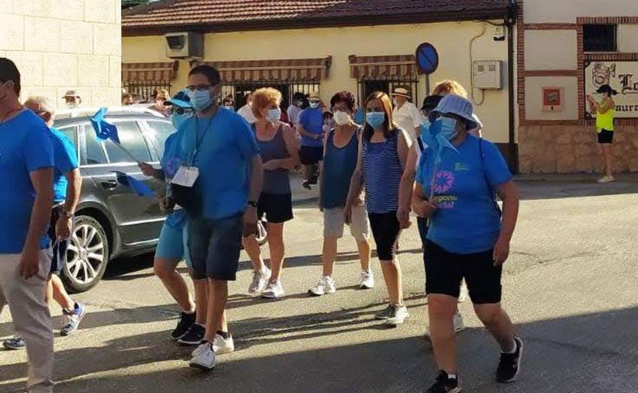 Participantes en la macrha solidaria con el autismo en Villaverde de Íscar, este sábado. 