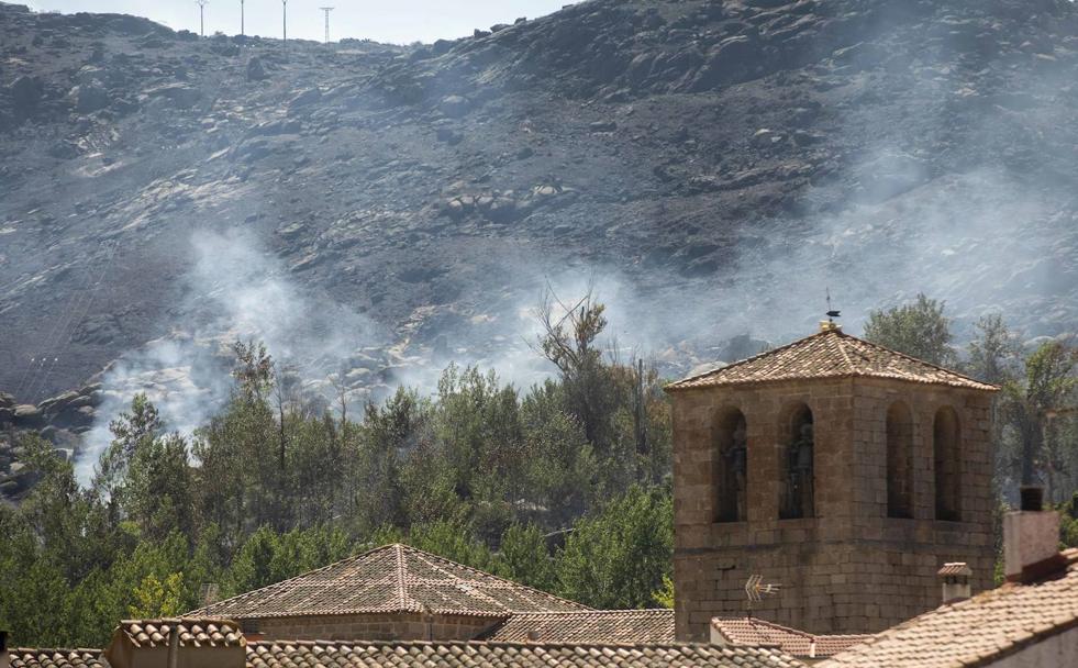 Cronología del incendio en Ávila: sin tregua. Fuego vivo, sin acotar y las primeras quejas