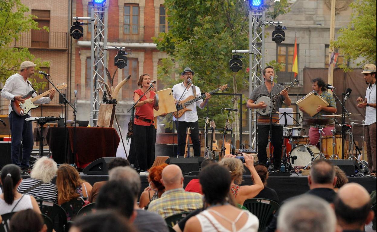 Actuación de 'El Naan' durante la feria renacentista de Medina del Campo.
