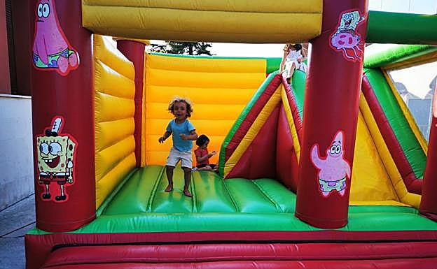 Imagen principal - Villaviudas divierte a niños y mayores en la inauguración de su Villa Mágica