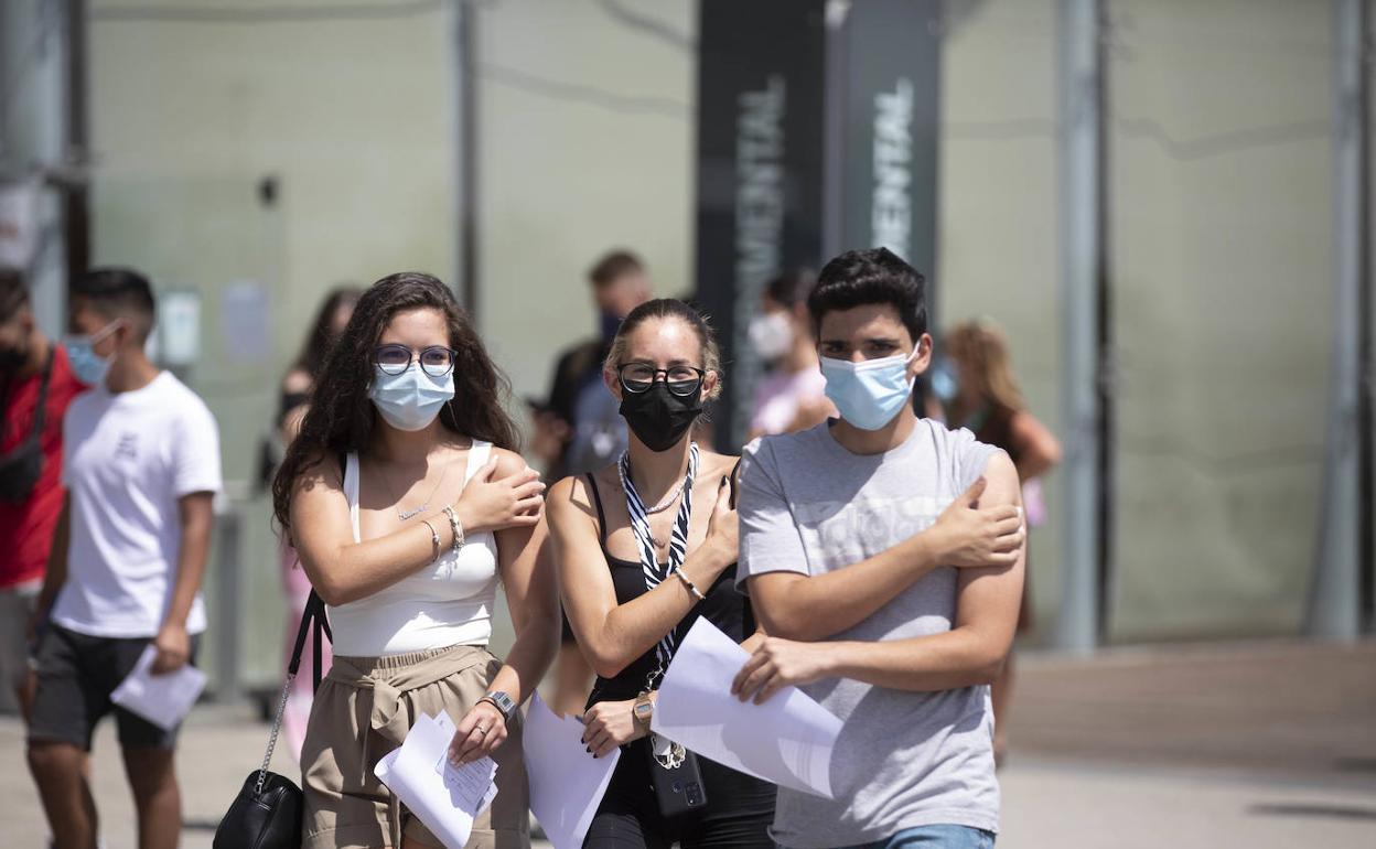 Vacunación de jóvenes durante la ola de calor en Valladolid. 