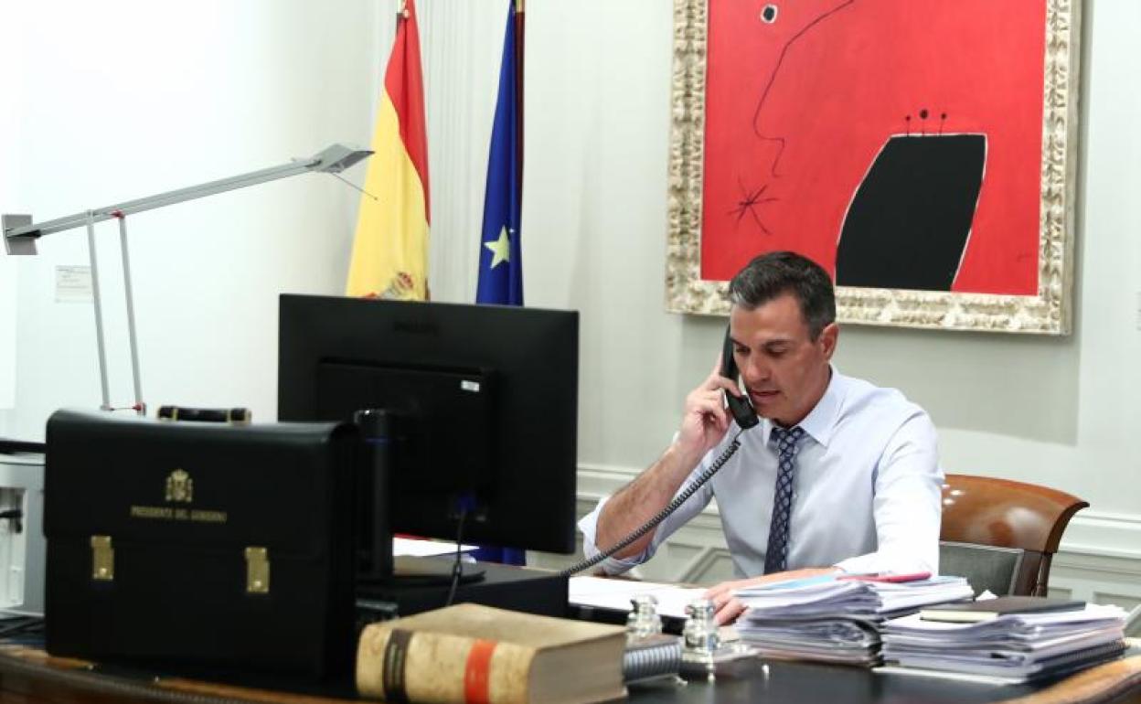 Imagen difundida por la Moncloa de la conversación que mantuvo Pedro Sánchez con Joe Biden por la repatriación de afganos. 