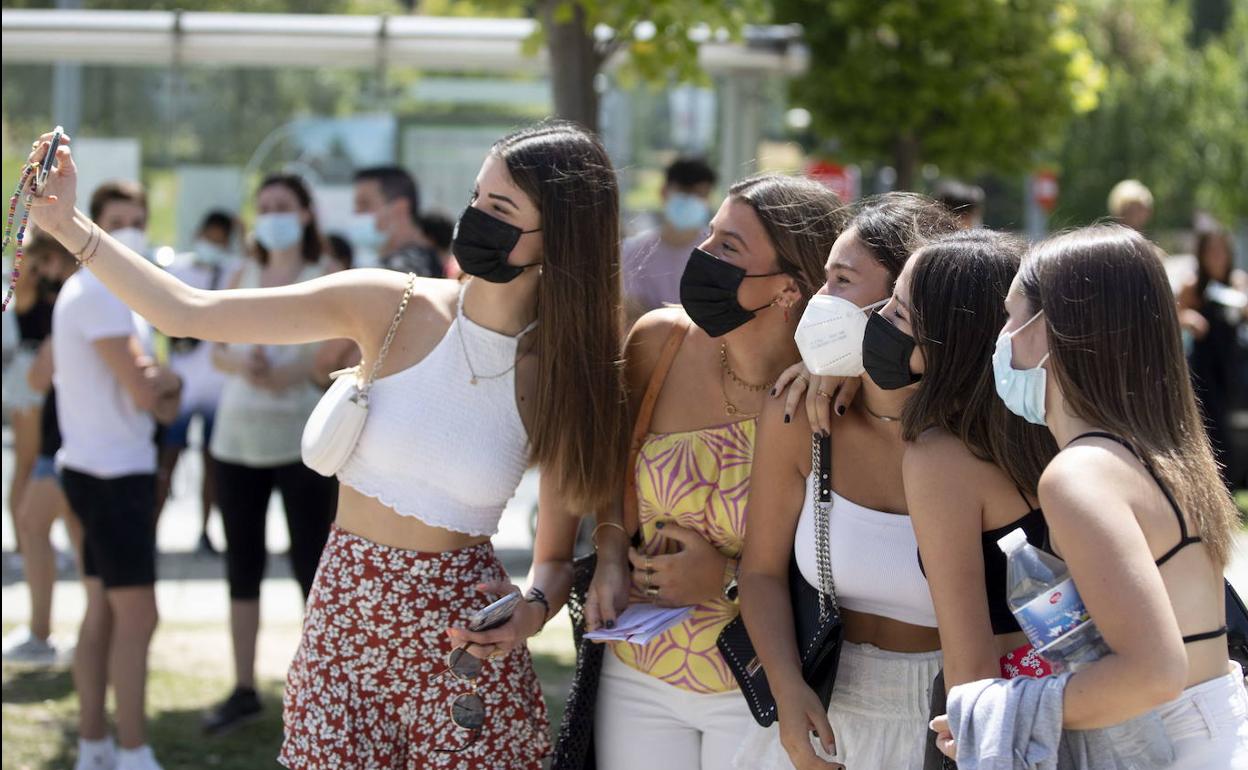 Varias jóvenes esperan para vacunarse en Valladolid. 