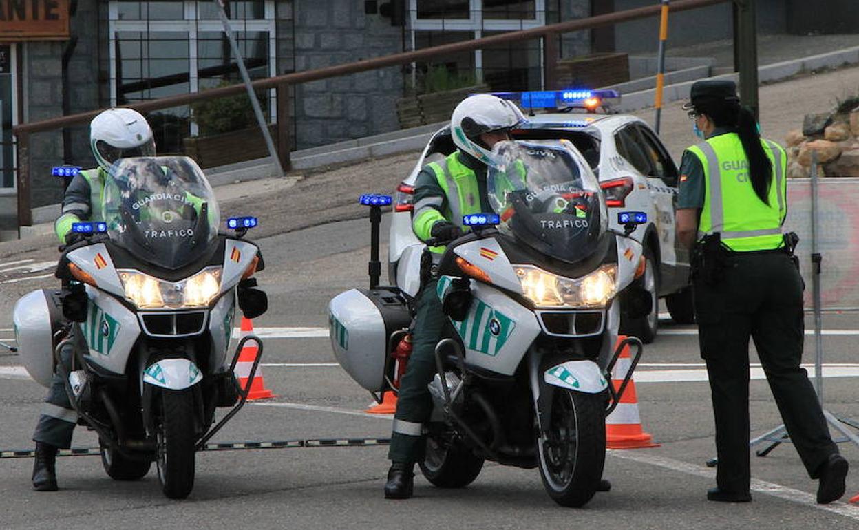 Uno de los controles efectuados por la Guardia Civil en la provincia segoviana durante la pandemia. 