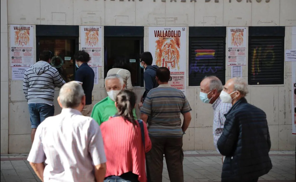 Colas para adquirir entradas sueltas en la plaza de toros de Valladolid |  El Norte de Castilla