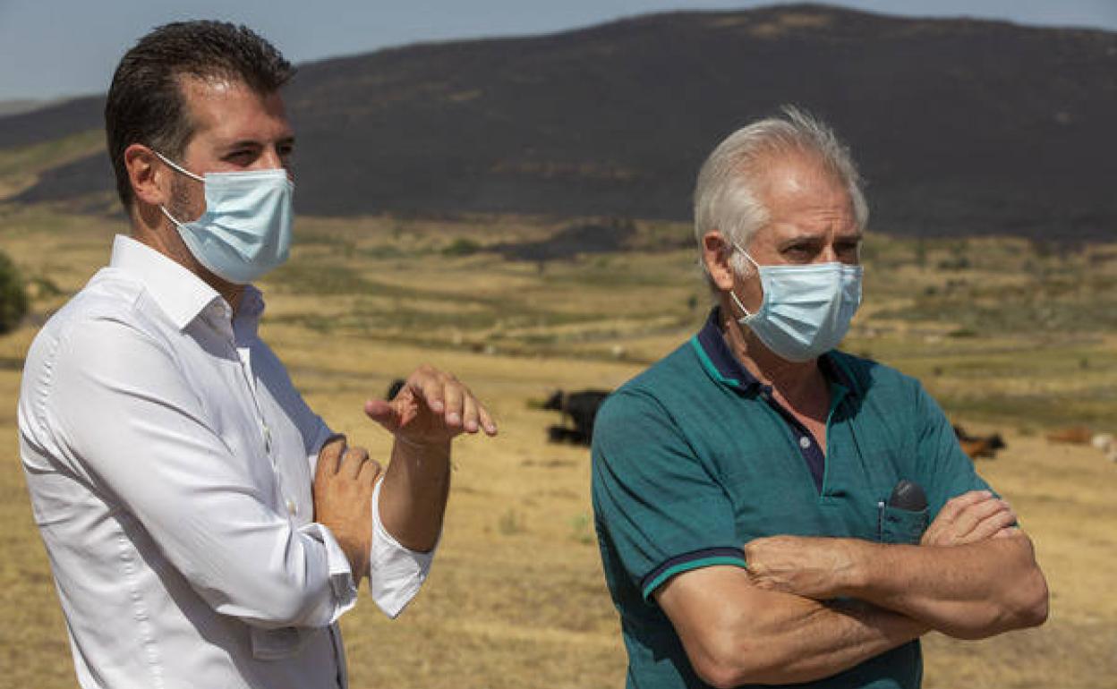 El secretario general del PSOECyL. Luis Tudanca, durante su visita a la zona afectada por el incendio junto al alcalde de Navalacruz, Benigno González Casillas.