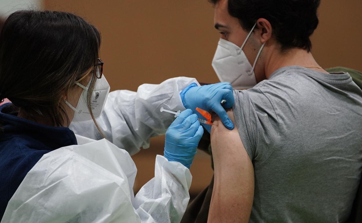 Un estudiante recibe la vacuna frente a la covid-19. 