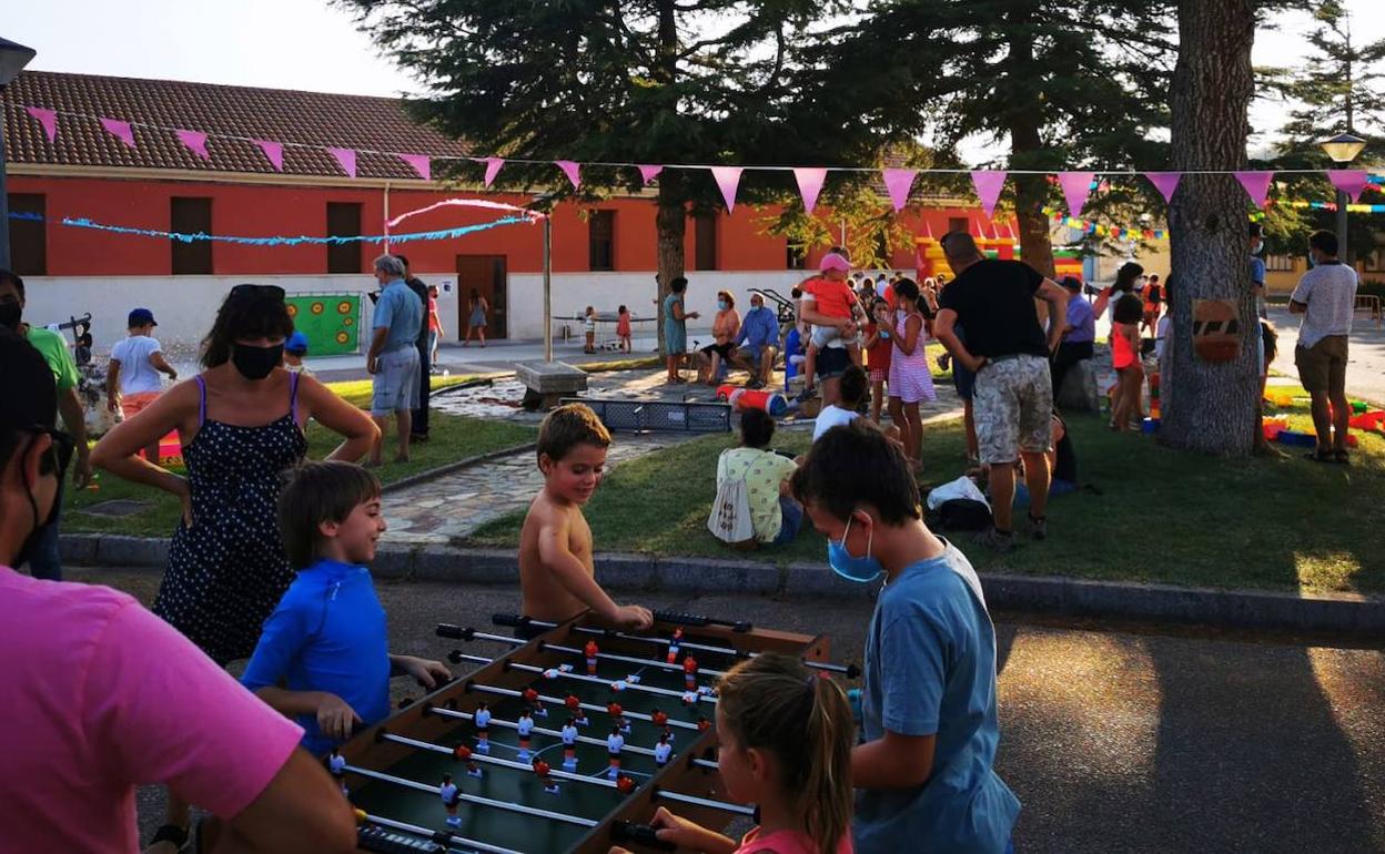 Villaviudas divierte a niños y mayores en la inauguración de su Villa Mágica