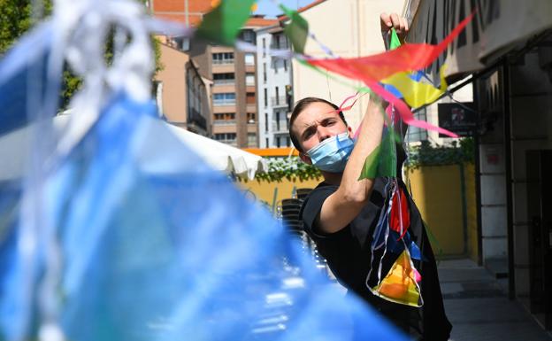 Un hostelero prueba los banderines con los que se decorarán las terrazas durante las fiestas. 