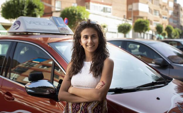 Alezandra Simion, delante del coche donde realizó las clases de refuerzo.