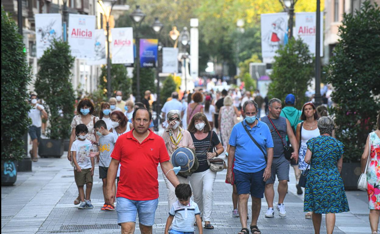 Personas caminan por la calle Santiago de Valladolid.