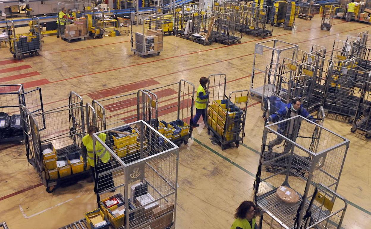 Operarios en el Centro de Tratamiento Automatizado (CTA) de Correos en el Poligono San Cristobal de Valladolid. 