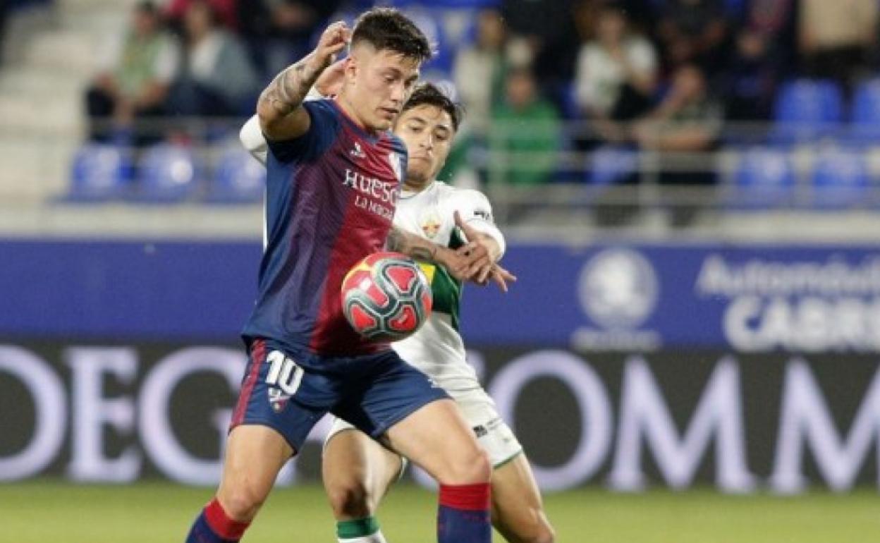 Cristo protege el balón en un partido de su etapa en Huesca. 