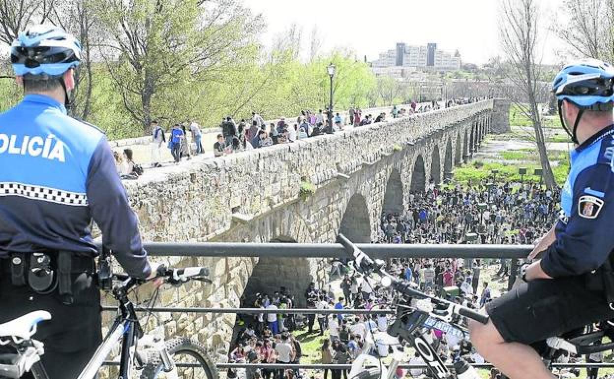 Dos Policías turísticos vigilan la zona del Puente Romano durante el Lunes de Aguas en 2017. 