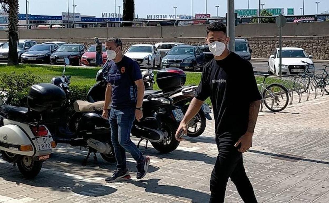 Marcos André, llegando a Valencia para pasar el pertinente reconocimiento médico. 