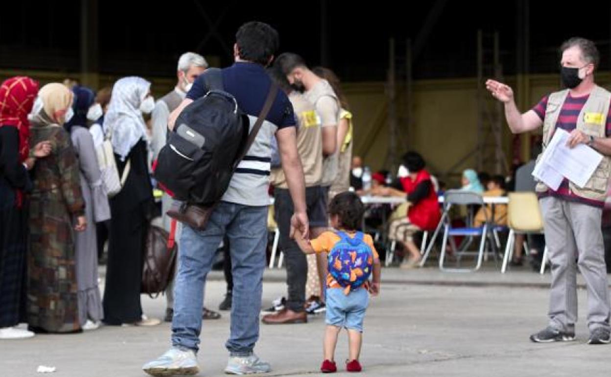 Llegada de los refugiados afganos a la base de Torrejón de Ardoz, en Madrid. 