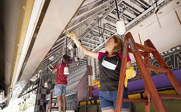 Imagen principal - Los feriantes han comenzado el montaje de sus atracciones en el Real de la Feria. Arriba, Laura y su hijo Erik ponen a punto su puesto Premiolandia. Debajo, el bngo de Miguel Ángel Esgueva y Mister Bean. JOSÉ C. CASTILLO