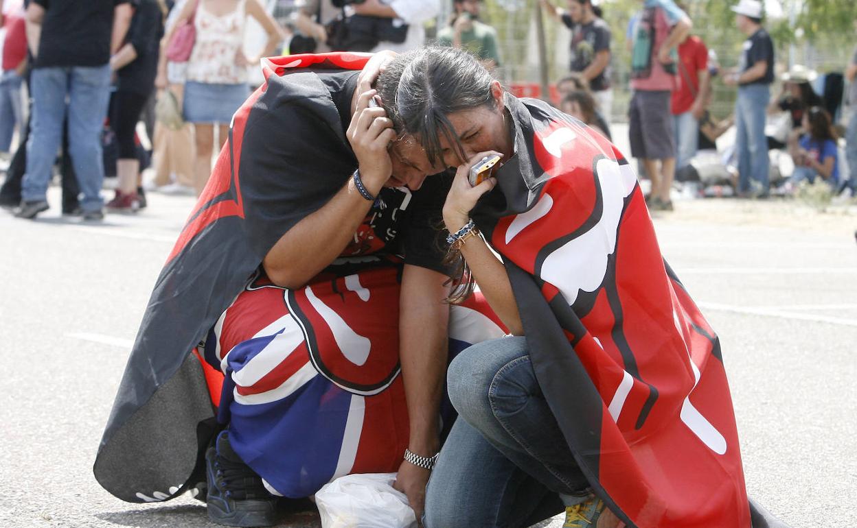 Fans de Los Rolling Stones muestran su desolación a las puertas del estadio José Zorrilla de Valladolid al conocer la cancelación del concierto por una laringitis de Mick Jagger 