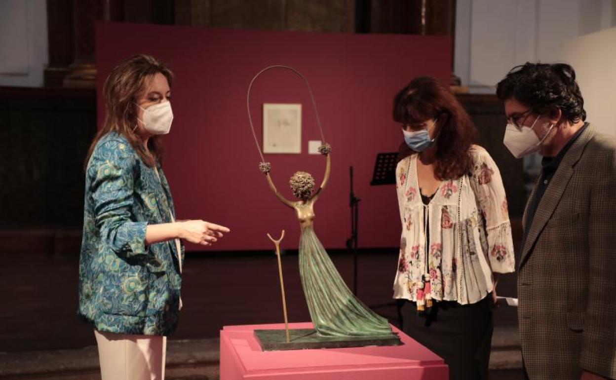 Elena Jiménez explica la pieza de Dalí a Ana Redondo y Carmelo Irigoyen. 
