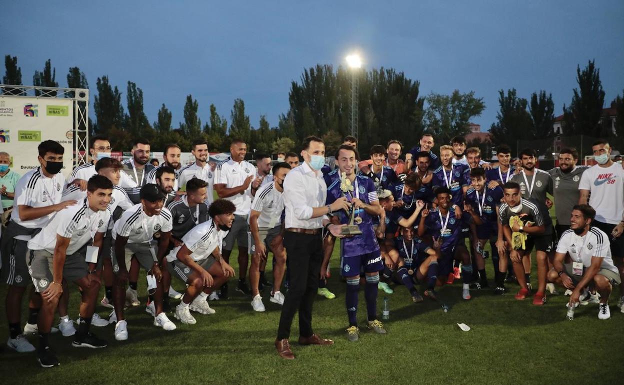 El presidente de la Diputación, Conrado Íscar, entrega el trofeo a Apa, del Real Valladolid Promesas. 