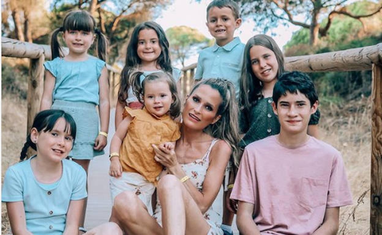 Verdeliss junto a sus siete hijos.