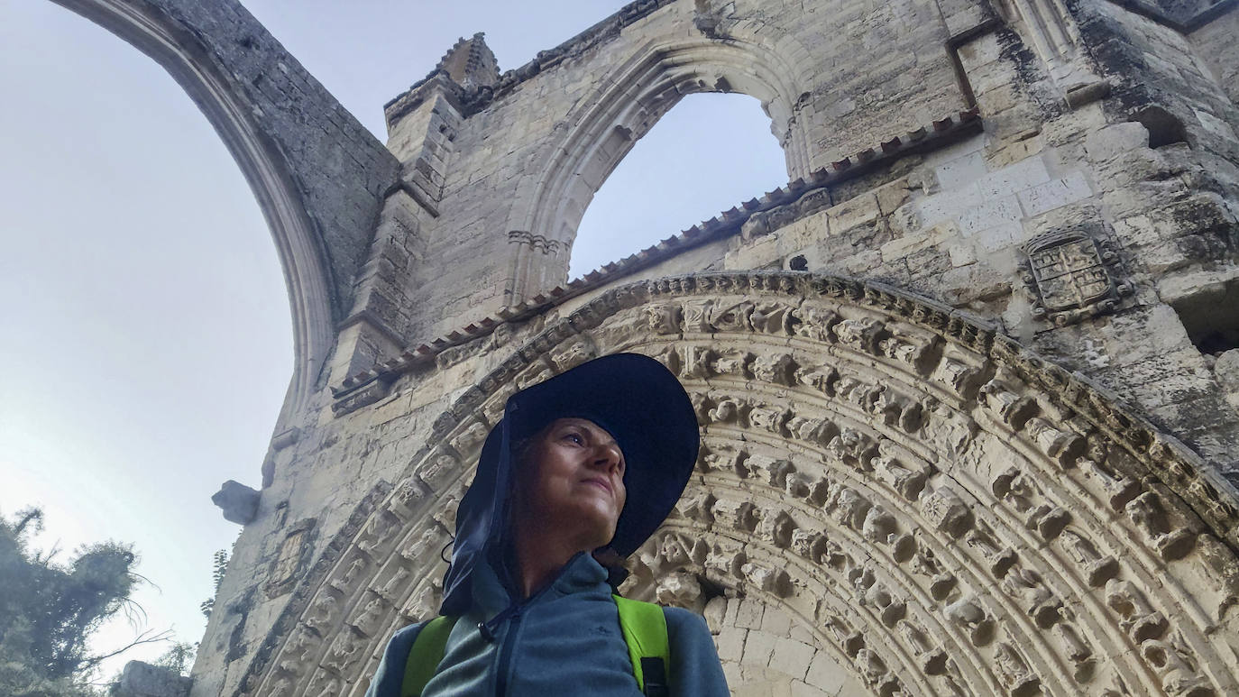 María Jesús contempla las monumentales ruinas del monasterio de San Antón, a las afueras de Castrojeriz. El Camino discurre bajo uno de sus arcos, que se nos antoja una puerta al pasado.