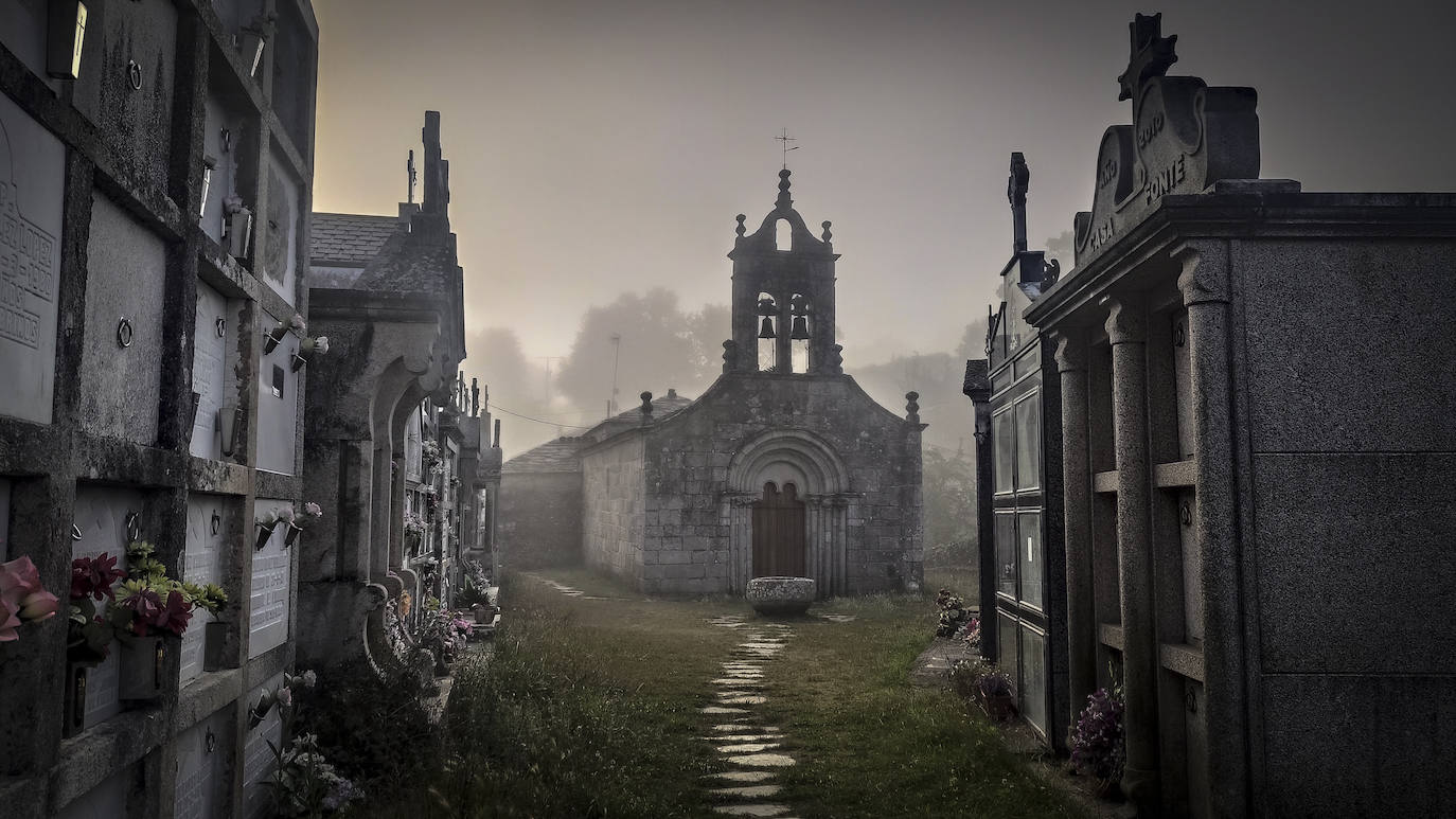 Fantasmagórica imagen de la iglesia y cementerio de San Vixenzo de Paradela, que tiene sus puertas cerradas a meigas y a trasgus. Los camposantos gallegos tienen una atmósfera que los hace únicos.