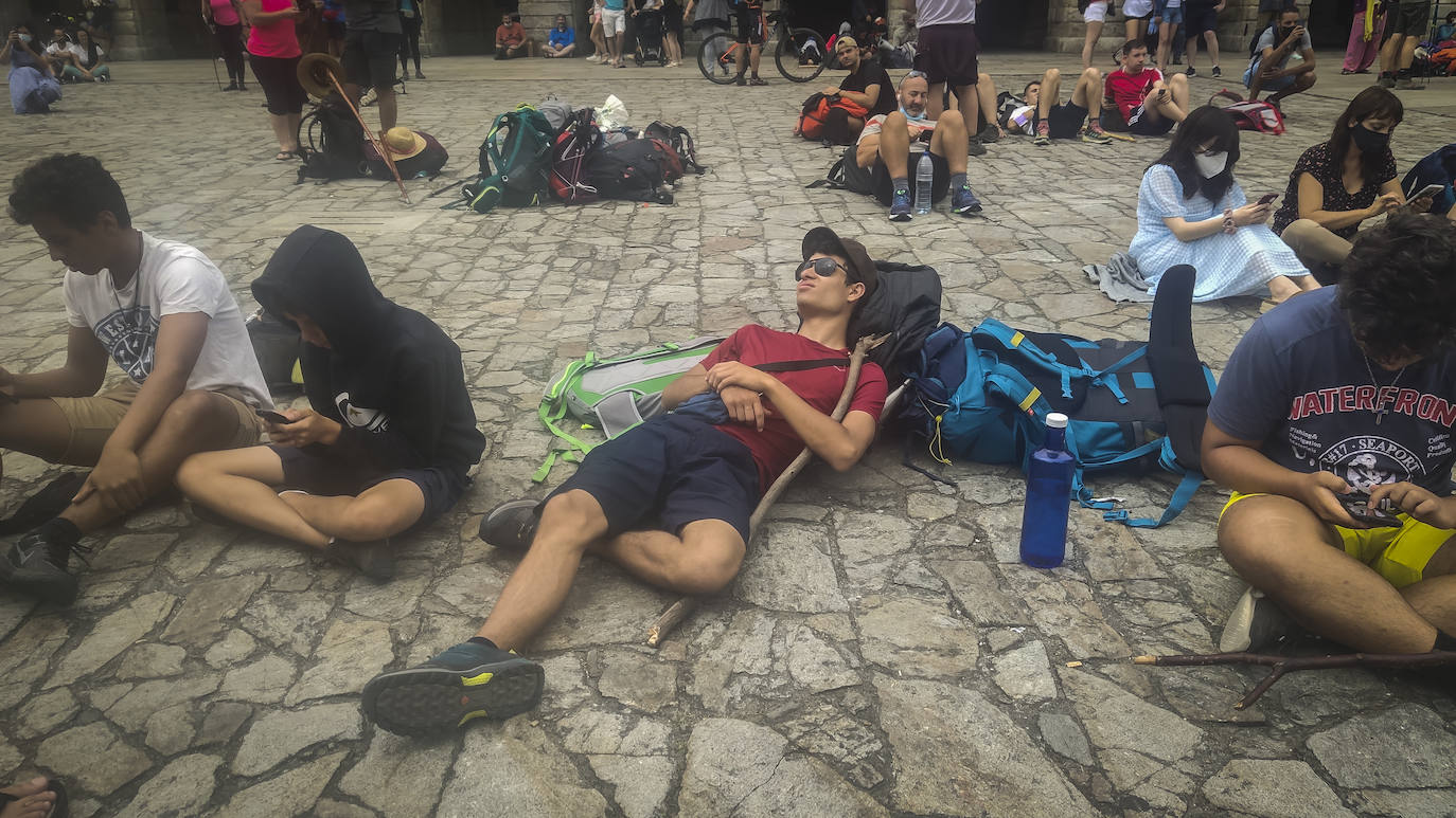 La Plaza del Obradoiro es la meta oficial, aunque no para todos. Los más animosos seguirán, carretera y manta, hasta Finisterre y Muxía, donde el mar recibe con un abrazo salado a los hijos del viento que han hecho suyo el Camino de las Estrellas.