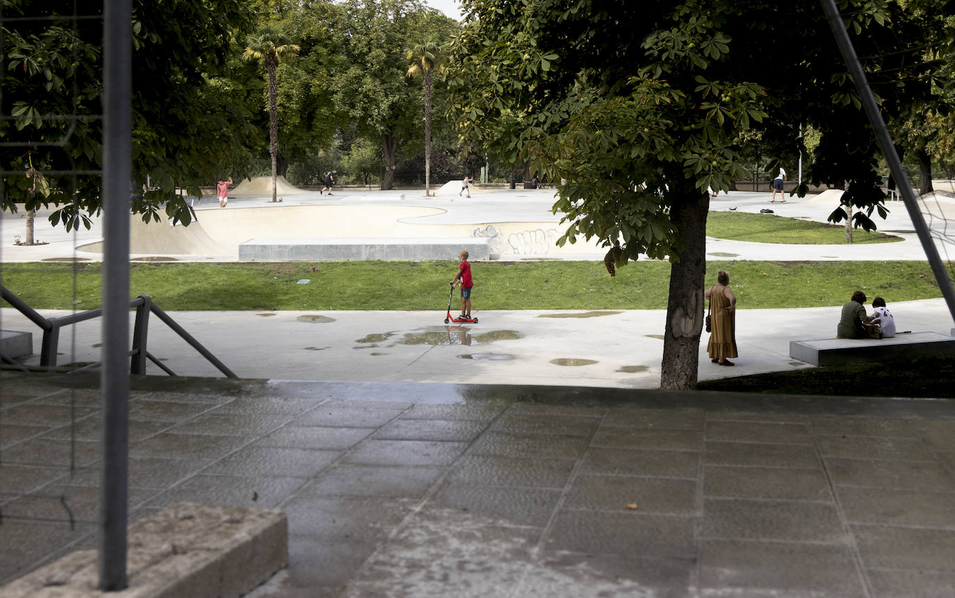 Fotos: Decenas de personas ya utilizan la pista de skate en las Moreras