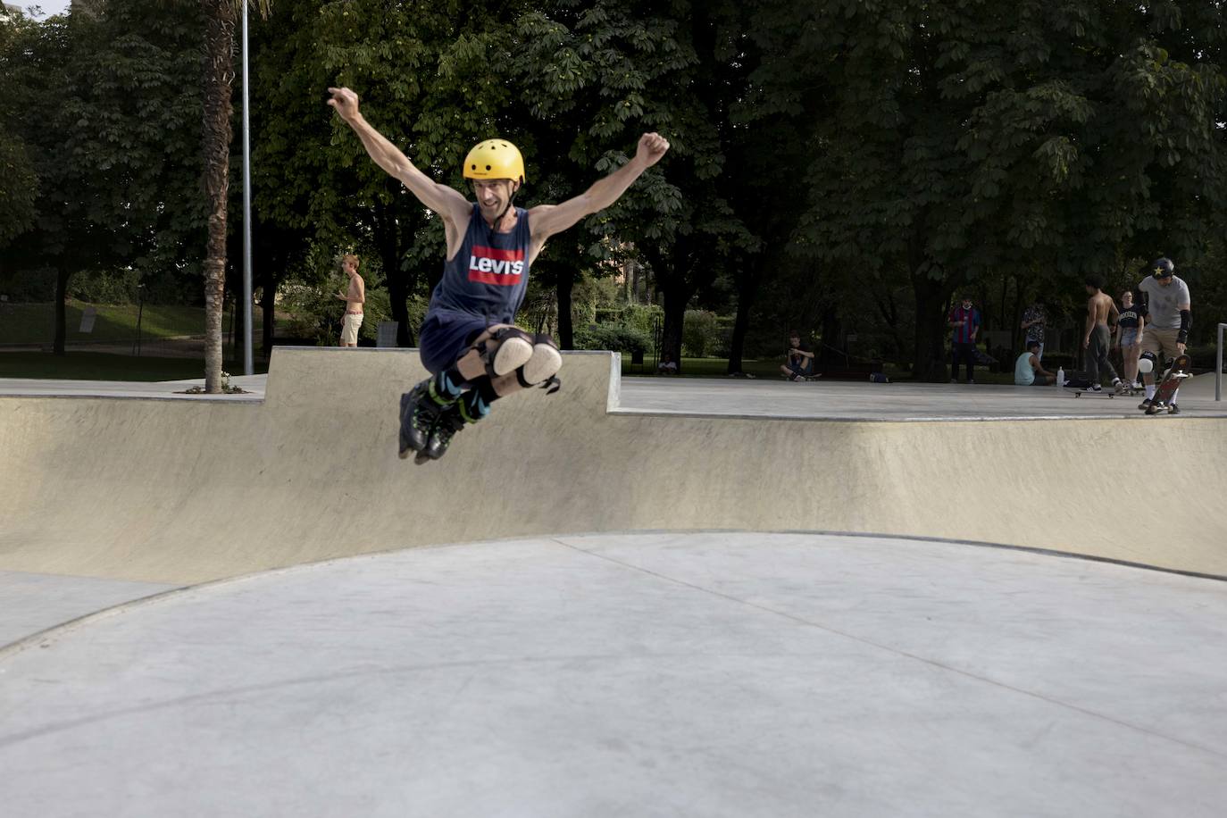 Fotos: Decenas de personas ya utilizan la pista de skate en las Moreras