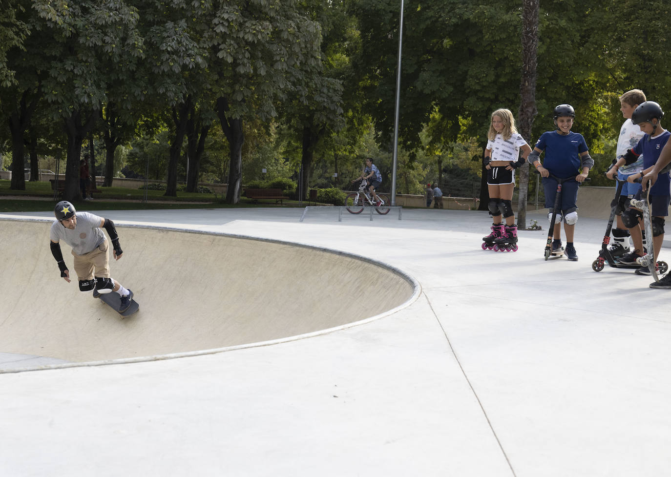 Fotos: Decenas de personas ya utilizan la pista de skate en las Moreras