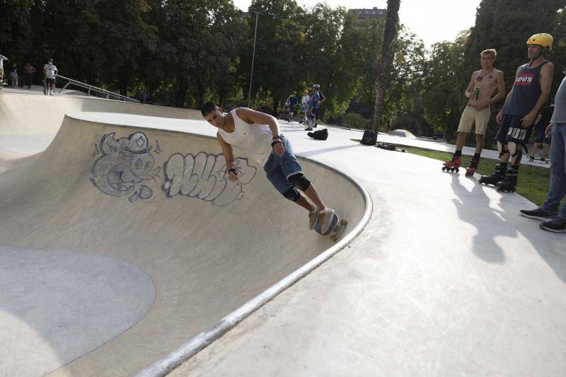 Fotos: Decenas de personas ya utilizan la pista de skate en las Moreras