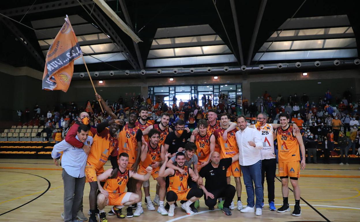 Jugadores, técnicos y afición del Aquimisa Carbajosa celebran la permanencia en la LEB Plata, al finalizar la pasada temporada
