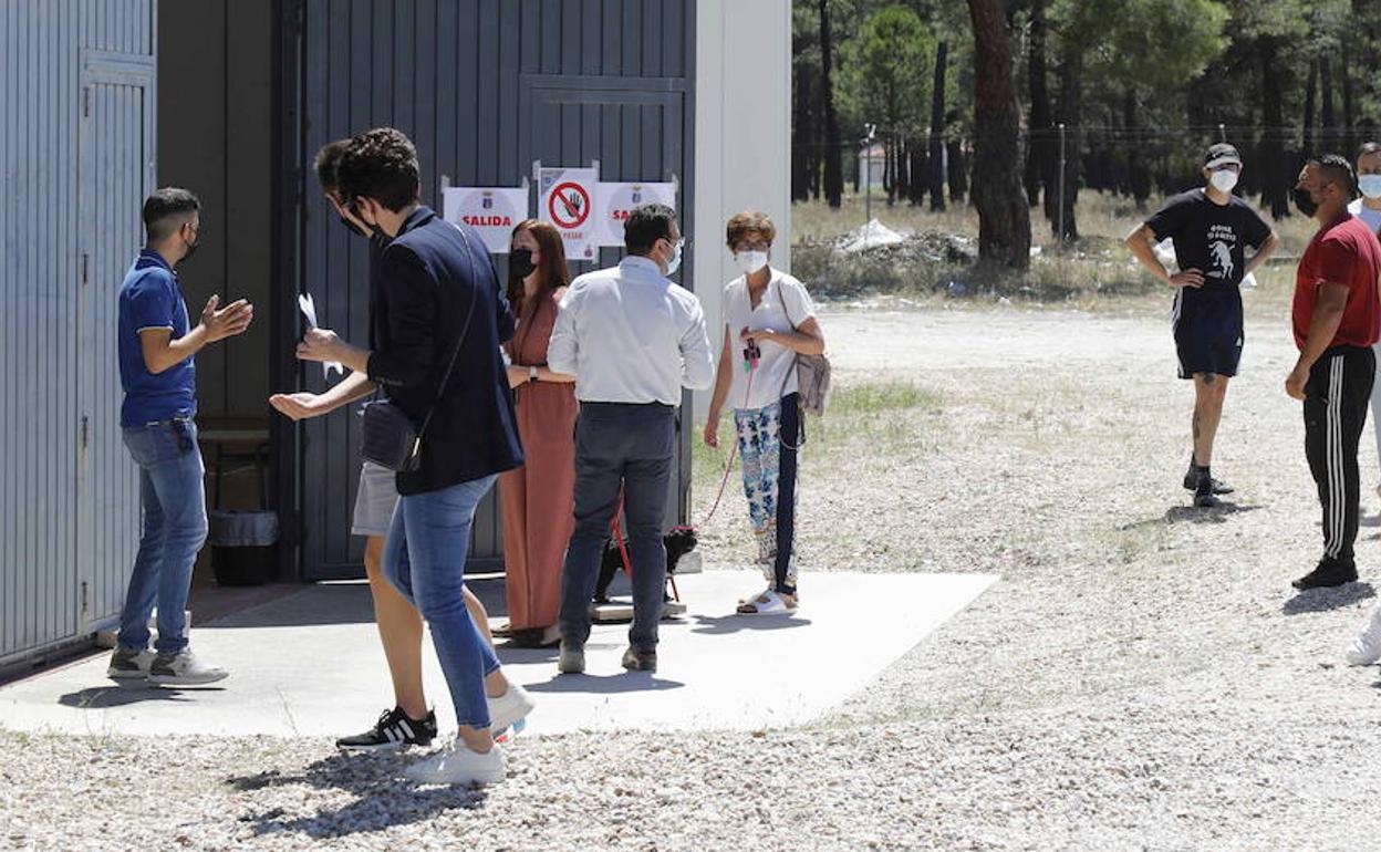 Jóvenes de Peñafiel esperando a ser vacunados, el pasado julio. 