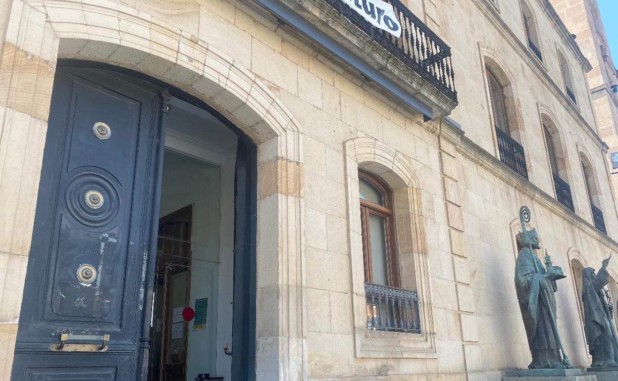 La Diputación de Soria reparte las tarjetas del 'Cheque Bebé' de manera presencial